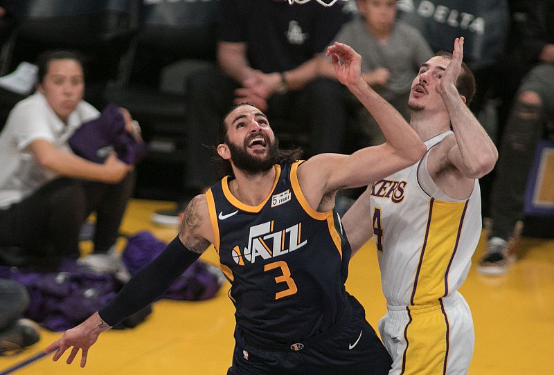 Rubio (i), en acción ante Caruso, de los Lakers