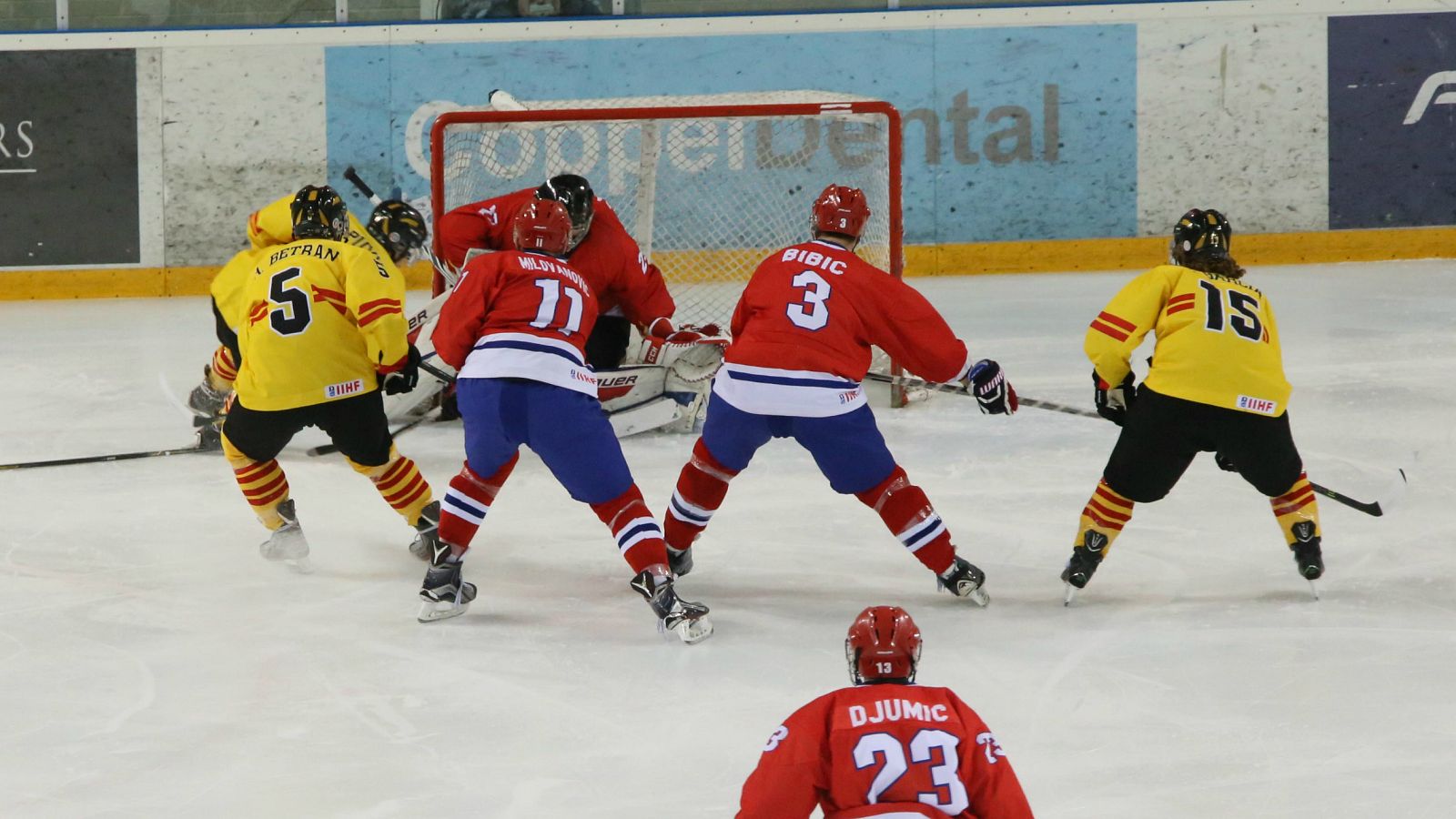 Imagen de un partido de hockey hielo entre España y Serbia