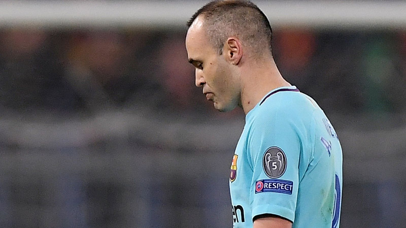 Andrés Iniesta, cabizbajo tras la eliminación del Barça en Roma.