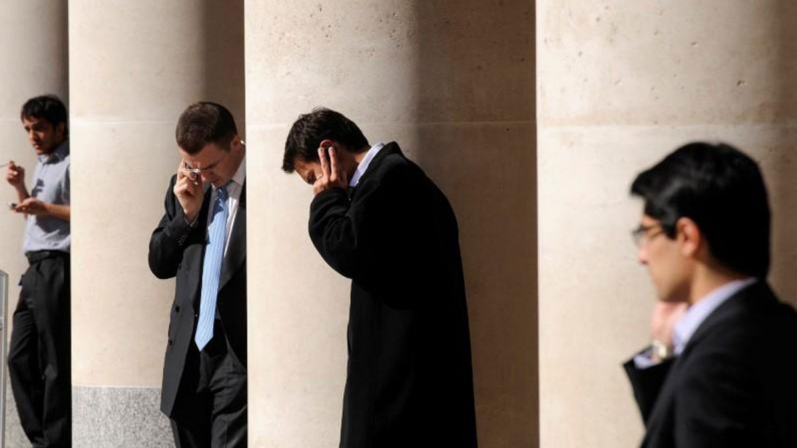 Trabajadores de la City hablan por teléfono en el exterior de la Bolsa de Londres
