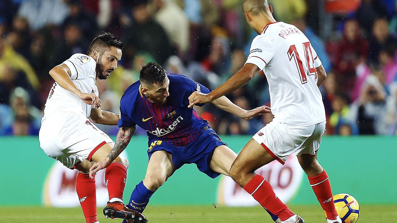 Messi, ante Sarabia y Pizarro en un partido entre Barcelona y Sevilla.