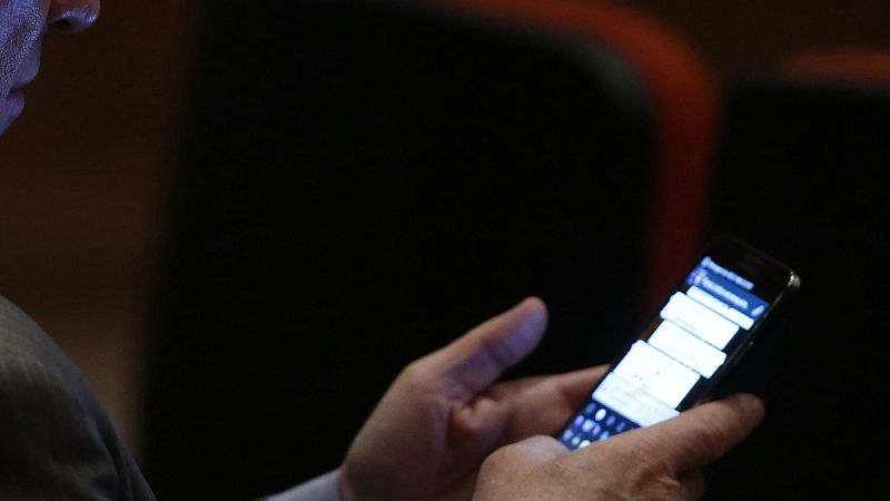 Un usuario utiliza el servicio de mensajería WhatsApp.