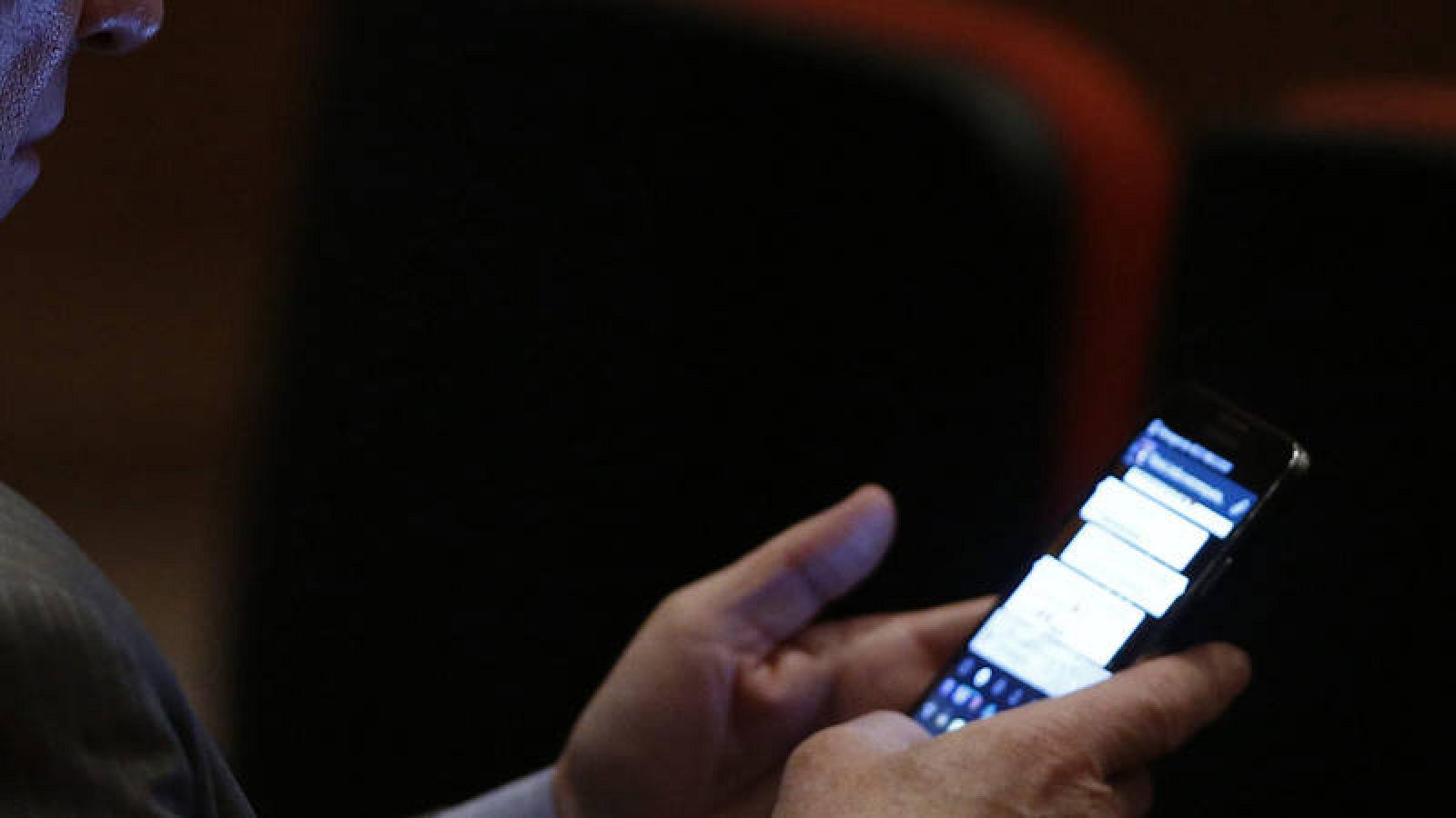 Un usuario utiliza el servicio de mensajería WhatsApp.