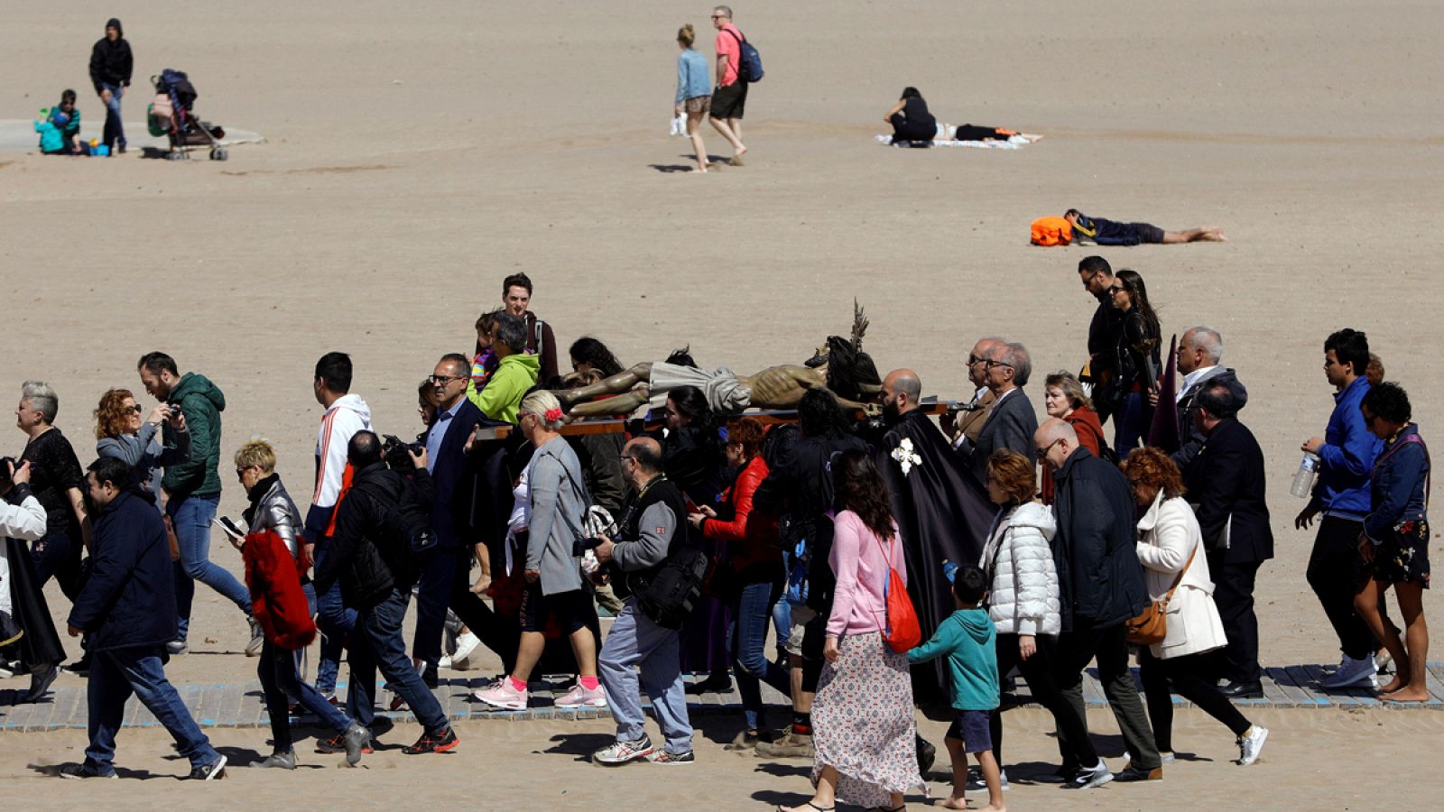 Procesión de la Semana Santa marinera en una playa de Valencia