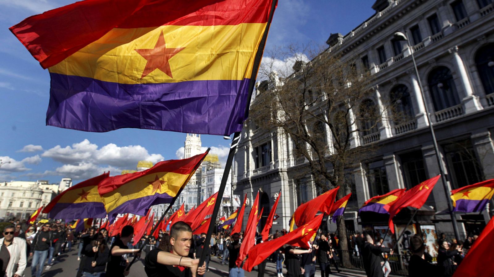 Varias personas portan banderas republicanas en la manifestación en Madrid por el 87 Aniversario de la II República