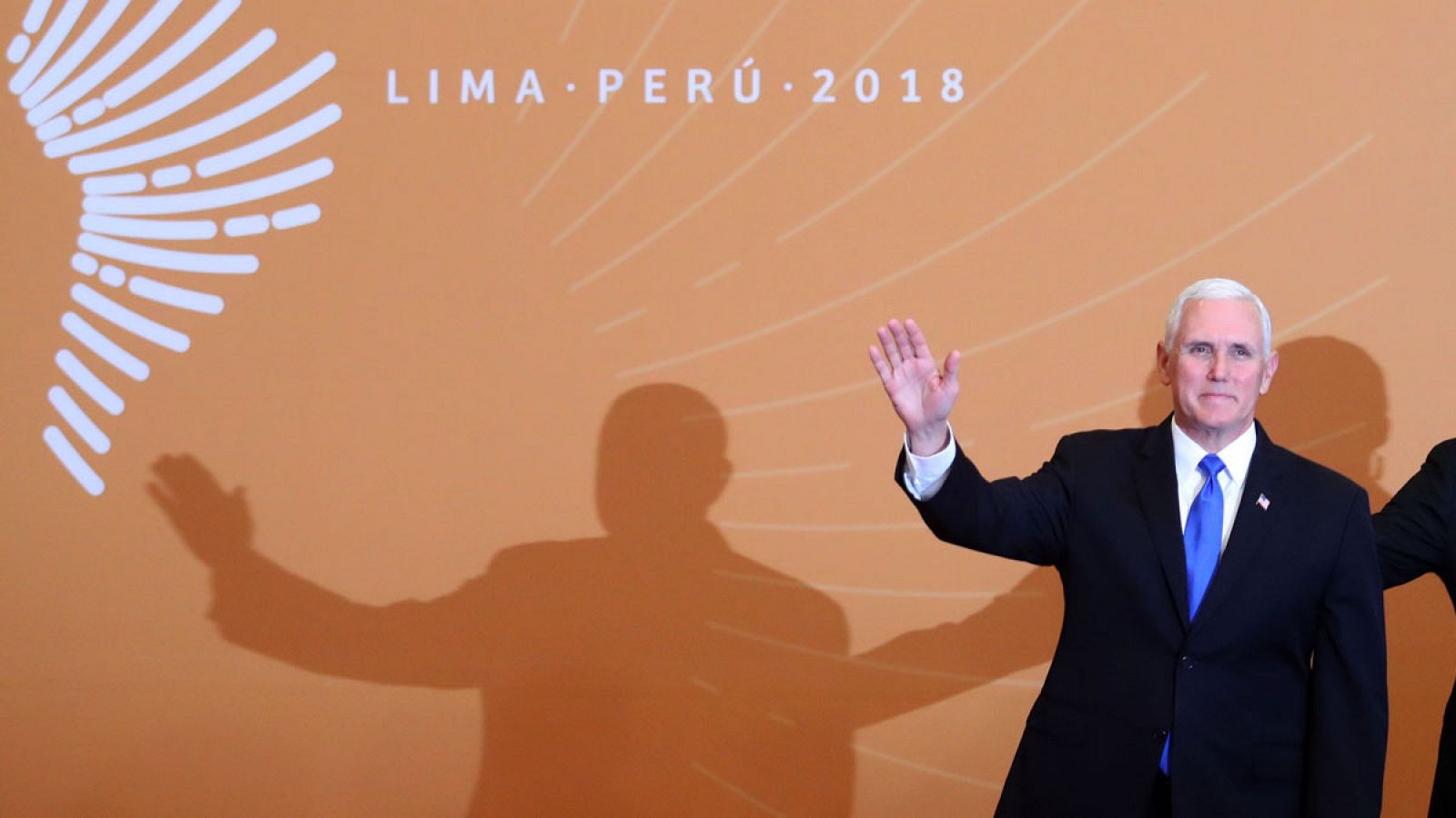 El vicepresidente de los Estados Unidos, Mike Pence, llegando para la foto oficial de la VIII Cumbre de las Américas el sábado 14 de abril de 2018 en el Centro de Convenciones de Lima (Perú).