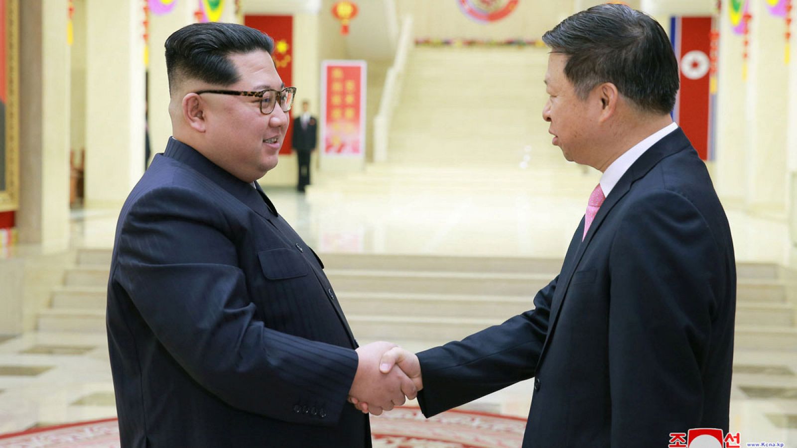 El líder norcoreano, Kim Jong-un (i), saludando al director de relaciones internacionales del Partido Comunista de China, Song Tao.