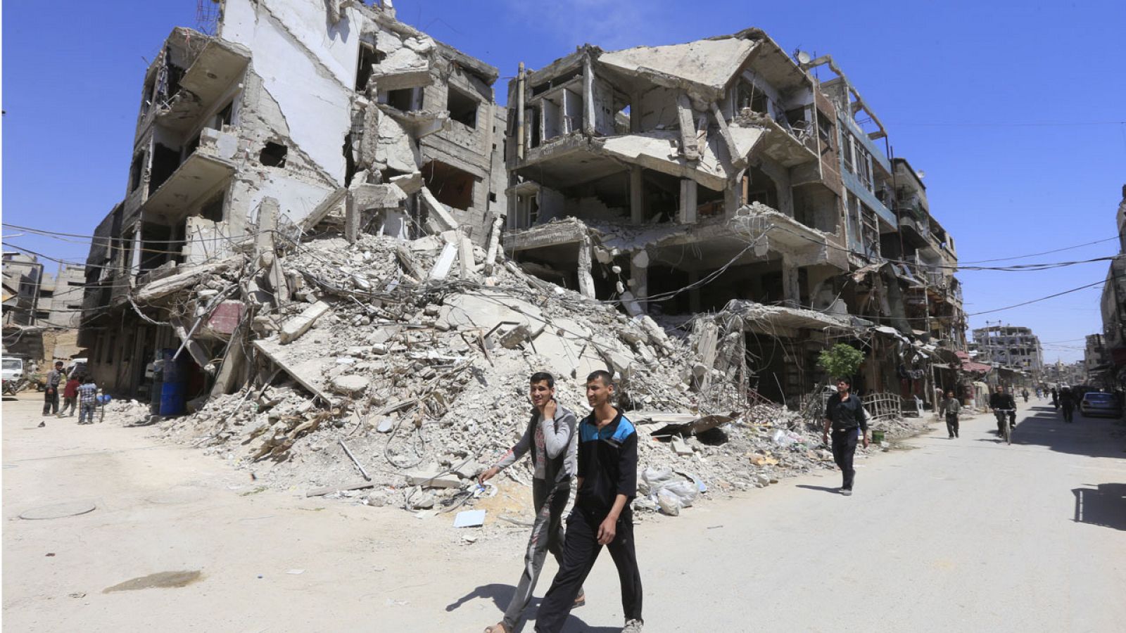 Dos personas pasean por la ciudad siria de Duma este lunes