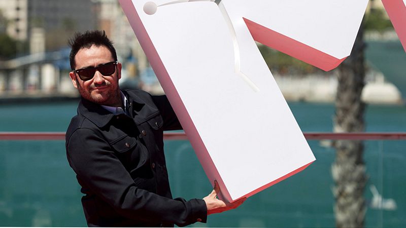 Juan Antonio Bayona posa ante los medios antes de recibir esta noche el Premio Retrospectiva durante el XXI Festival de Cine en Español de Málaga.