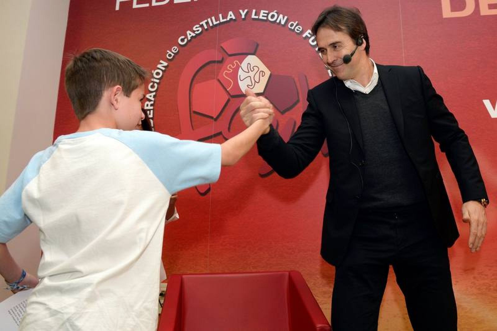 El seleccionador nacional de fútbol durante la charla con motivo del 75 aniversario del C.D. Arces.
