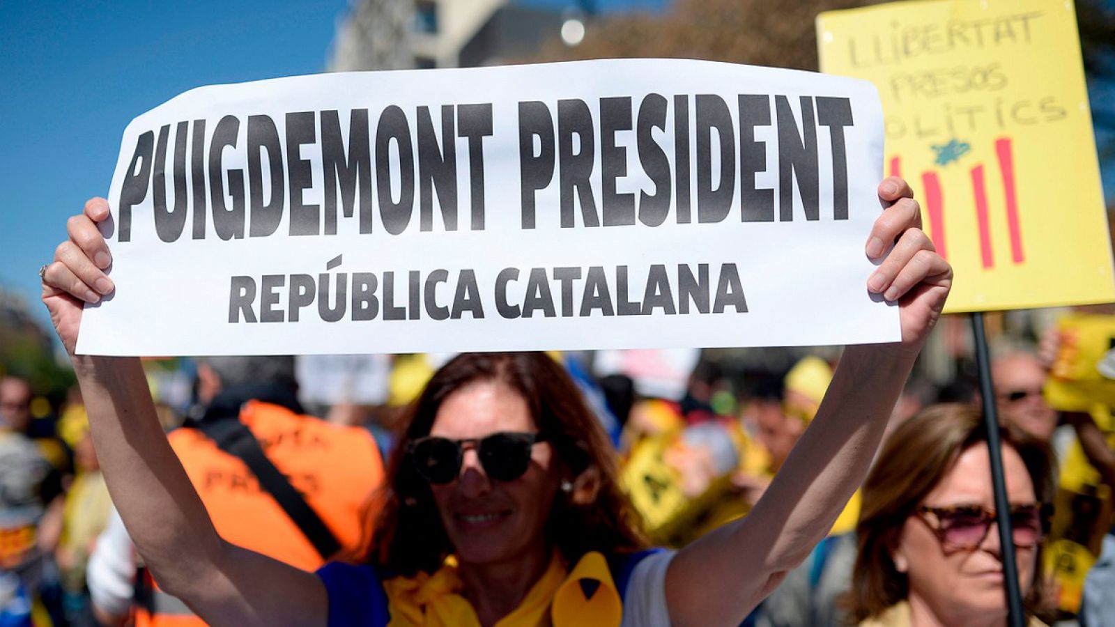 Cartel a favor de Puigdemont en la manifestación de apoyo a los "presos políticos" del pasado día 15 de abril en Barcelona