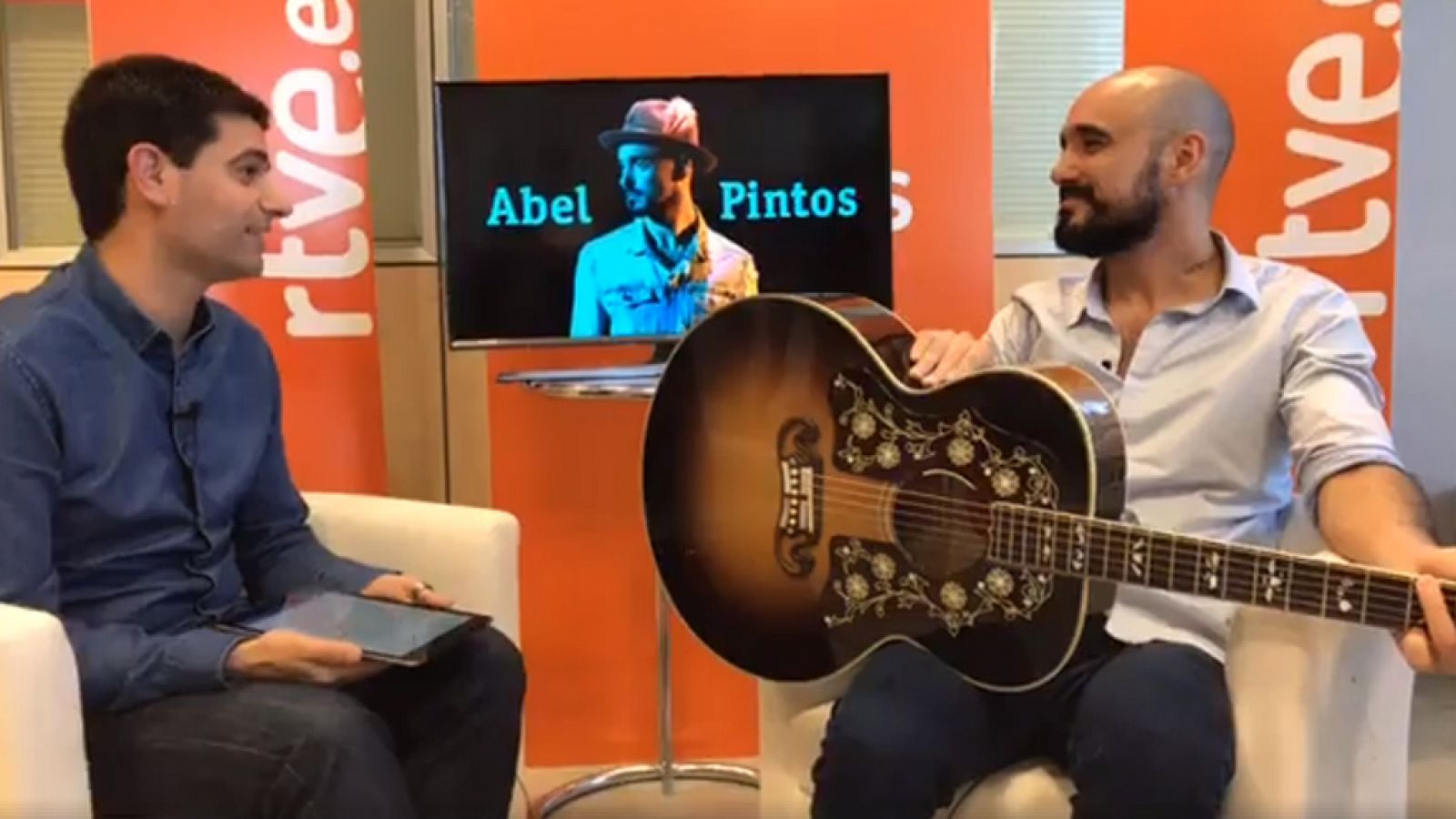 Rubén Vidal, de RTVE.es, y el cantante y compositor argentino Abel Pintos.