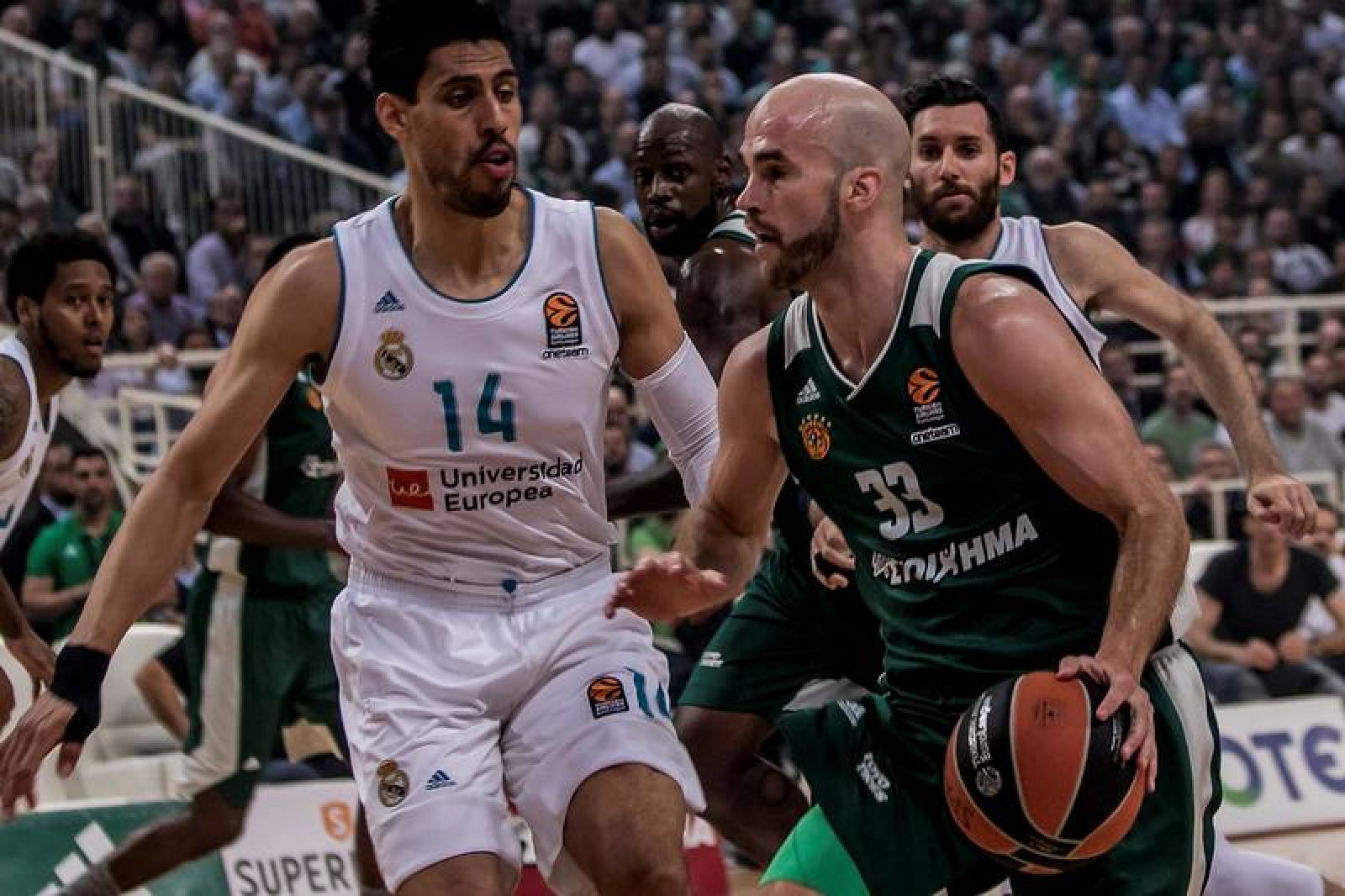 El jugador del Panathinaikos Nick Calathes controla el balón ante Ayón.