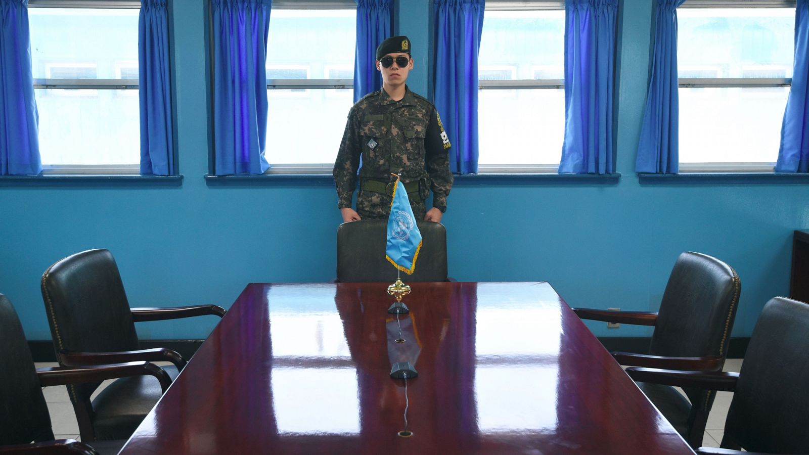 Un soldado surcoreano monta guardia en la sala de reuniones del Armisticio en la frontera entre las dos Coreas