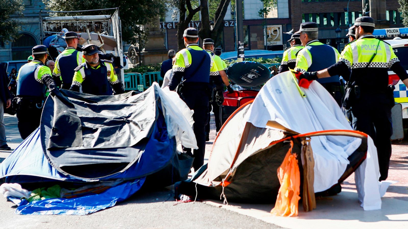 Imagen del desalojo en la plaza de Catalunya en Barcelona