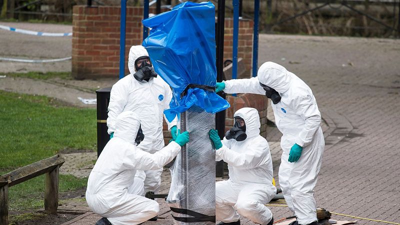 Personal del Ejército retira un banco en donde el exespía ruso Sergi Skripal y su hija fueron encontrados en Salisbury