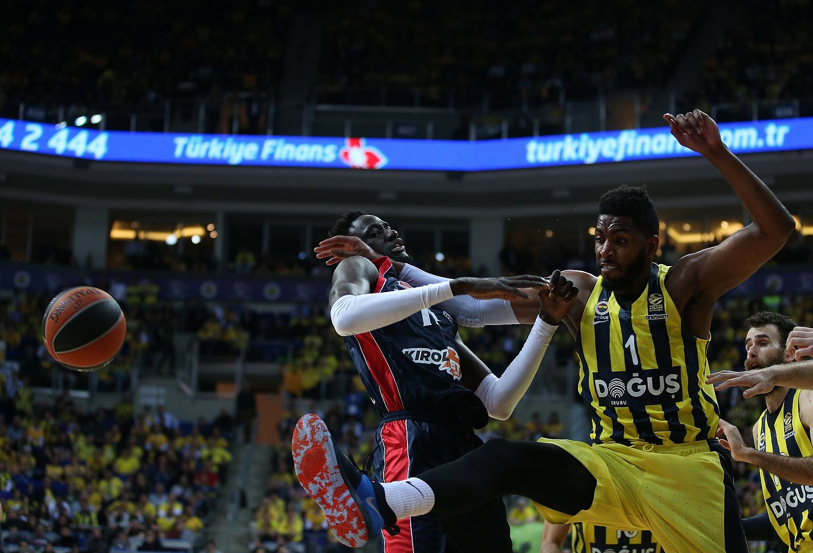 El jugador del Baskonia Ilimane Diop (i) lucha por el balón con Jason Thompson, del Fenerbahce, durante el partido.