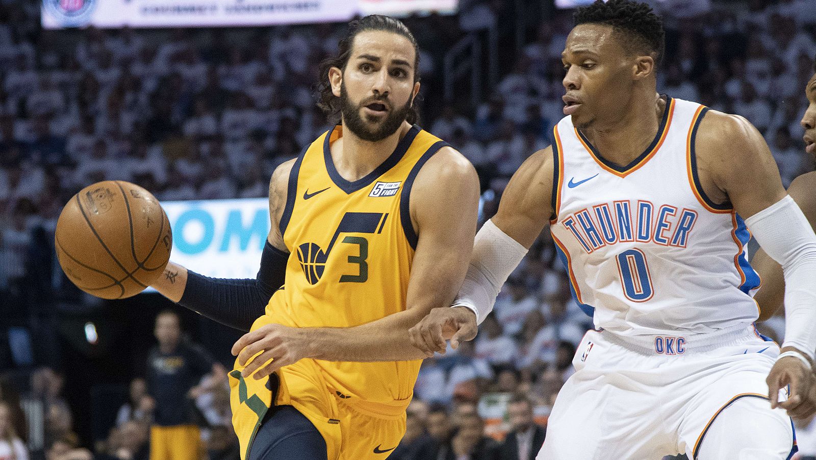 Ricky Rubio conduce el balón ante la defensa de Westbrook.