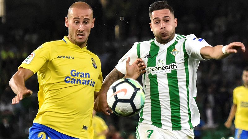 El delantero del Betis, Sergio León (d), disputa un balón con el defensa de la UD Las Palmas, Ximo Navarro.