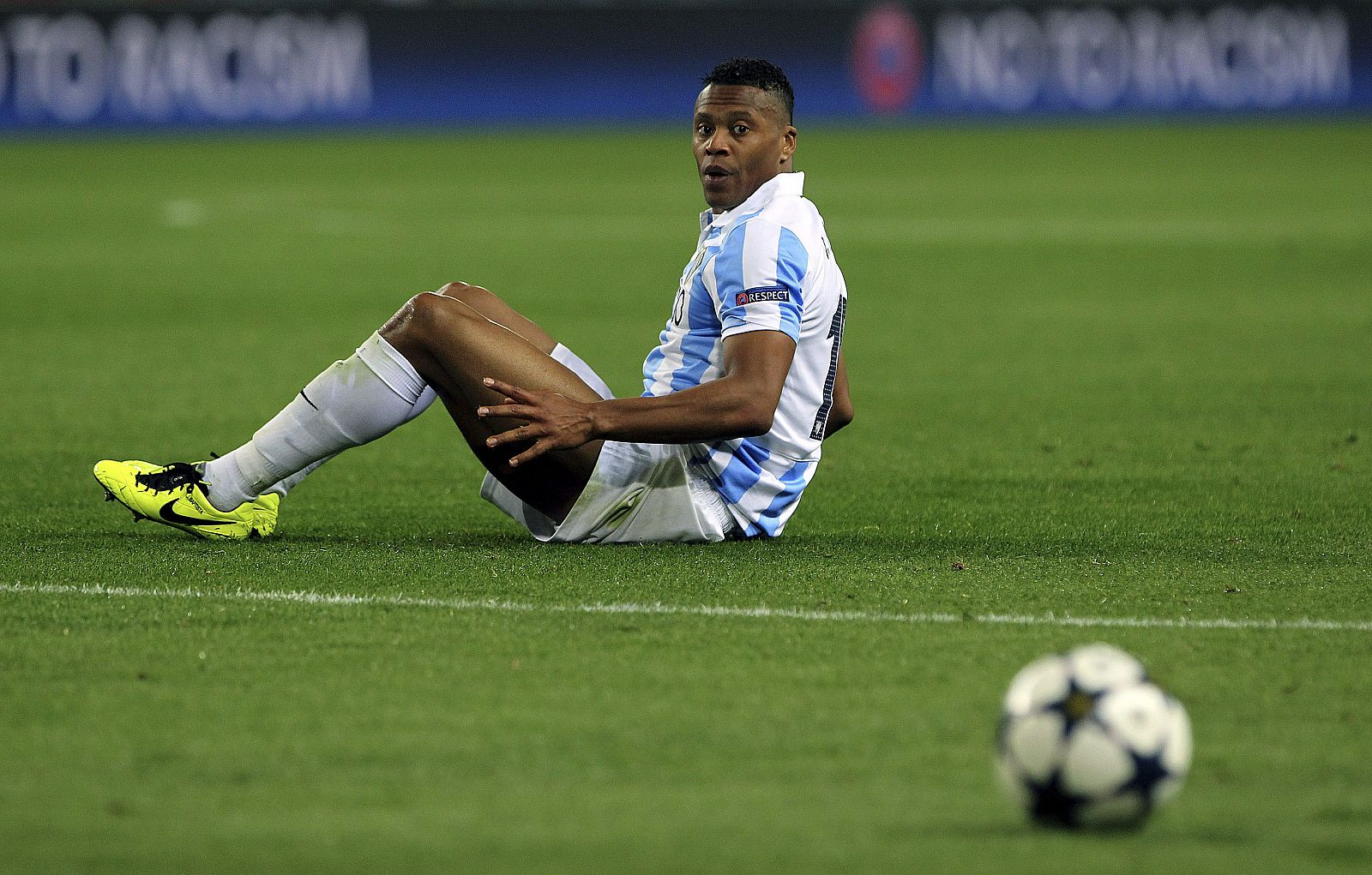 Baptista observa el balón de la 'Champions' en la eliminatoria ante el Dortmund en 2013