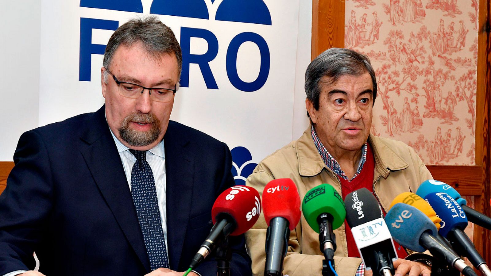 El diputado de Foro Asturias Isidro Martínez Oblanca, junto al secretario general de la formación regionalista, Francisco Álvarez-Cascos