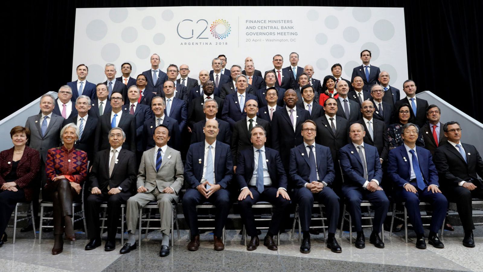 Foto de familia de los ministros de finanzas del G-20 y los gobernadores de los bancos centrales durante 
la Asamblea de primavera del Fondo Monetario Internacional (FMI) y el Banco Mundial (BM) en Washington (EE.UU.).