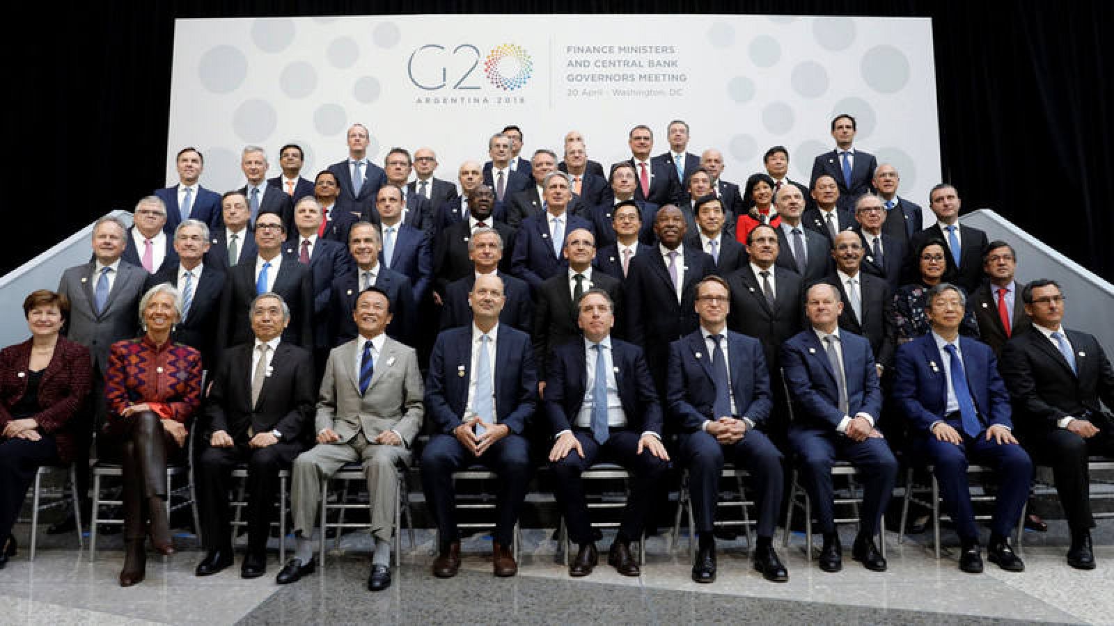 Foto de familia de los ministros de finanzas del G-20 y los gobernadores de los bancos centrales durante la Asamblea de primavera del Fondo Monetario Internacional (FMI) y el Banco Mundial (BM) en Washington (EE.UU.).