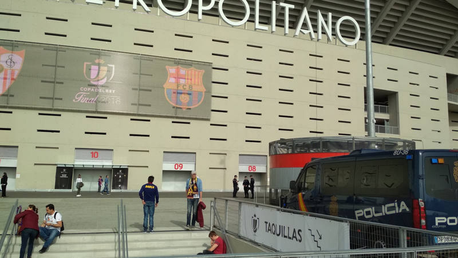 La policía que vigila los aledaños del estadio es la última frontera del dispositivo de seguridad de la final de Copa del Rey.
