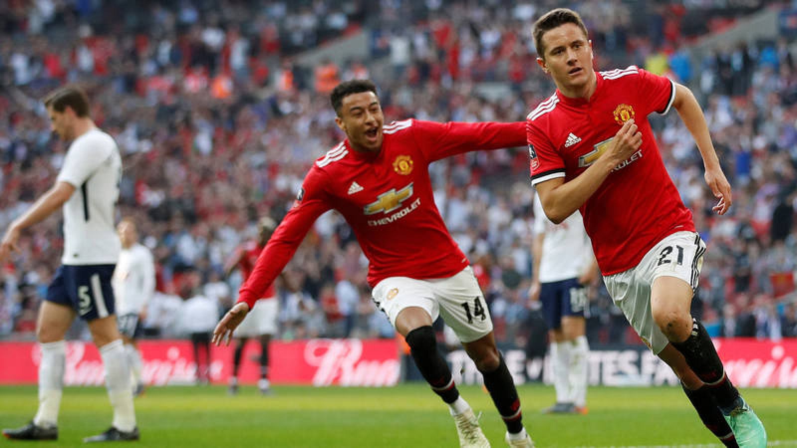 Ander Herrera (derecha) celebra el segundo gol del Manchester United.