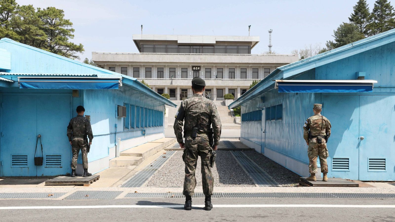Soldados de Corea del Sur de guardia en la aldea de tregua de Panmunjom