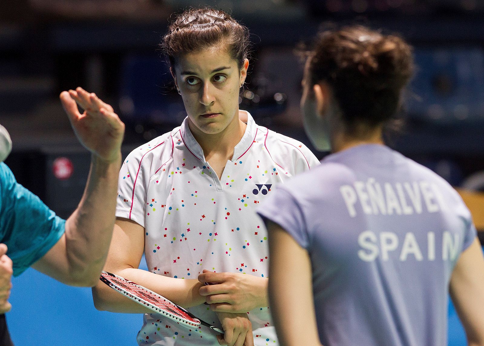 Carolina Marín se entrena este lunes en el pabellón que lleva su nombre y que acoge el Europeo 2018