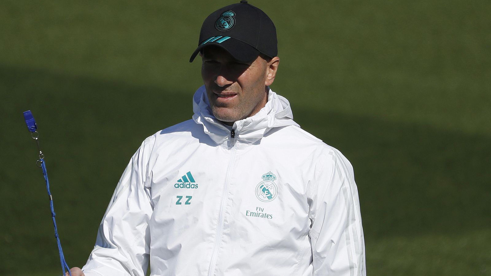 El entrenador del Real Madrid, Zinedine Zidane, durante el entrenamiento del Real Madrid en la Ciudad Deportiva de Valdebebas