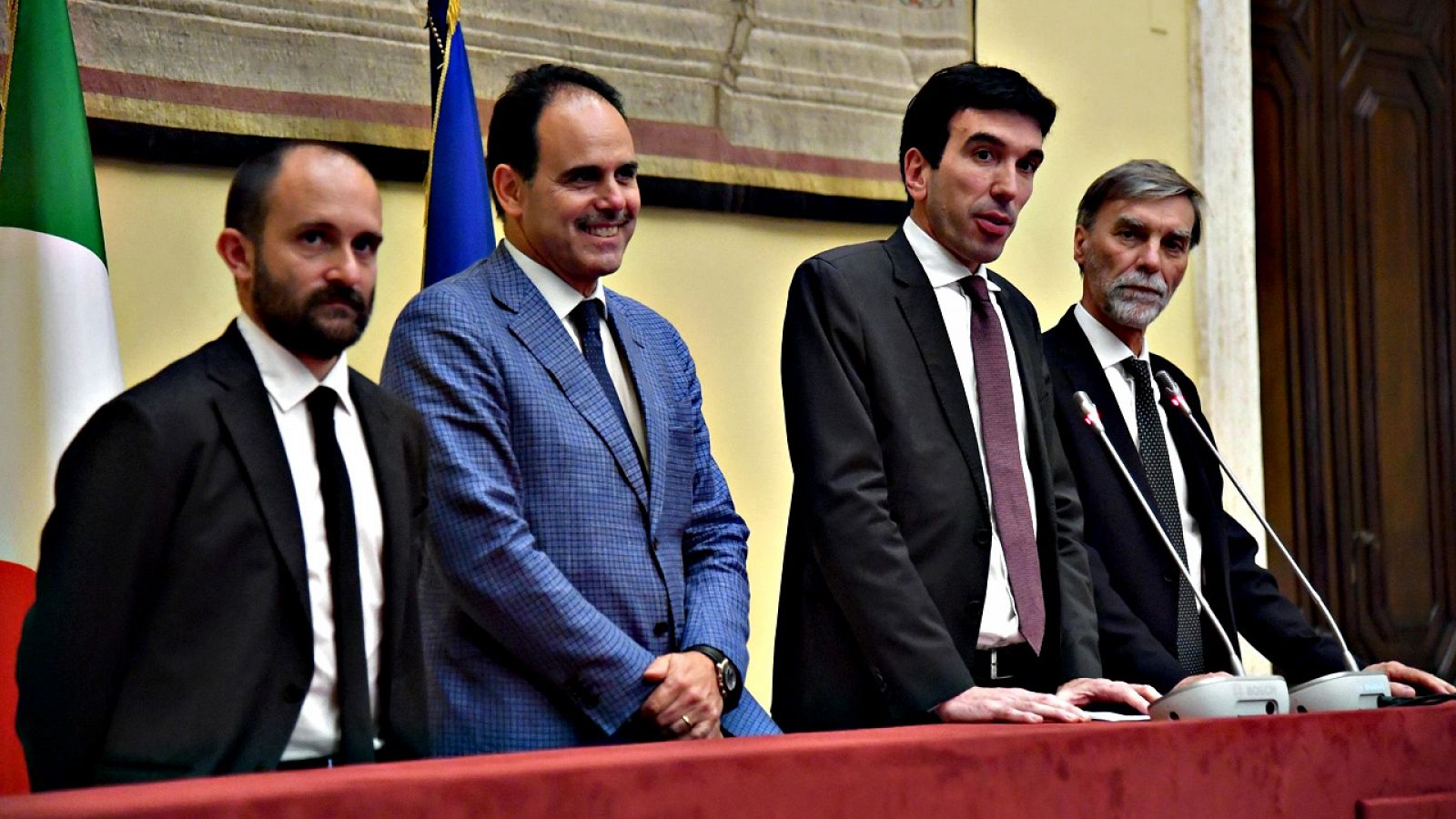 El líder interino del Partido Democrático, Maurizio Martina (segundo por la derecha), habla con la prensa tras reunirse con Roberto Fico, mediador en los intentos de formar gobierno en Italia