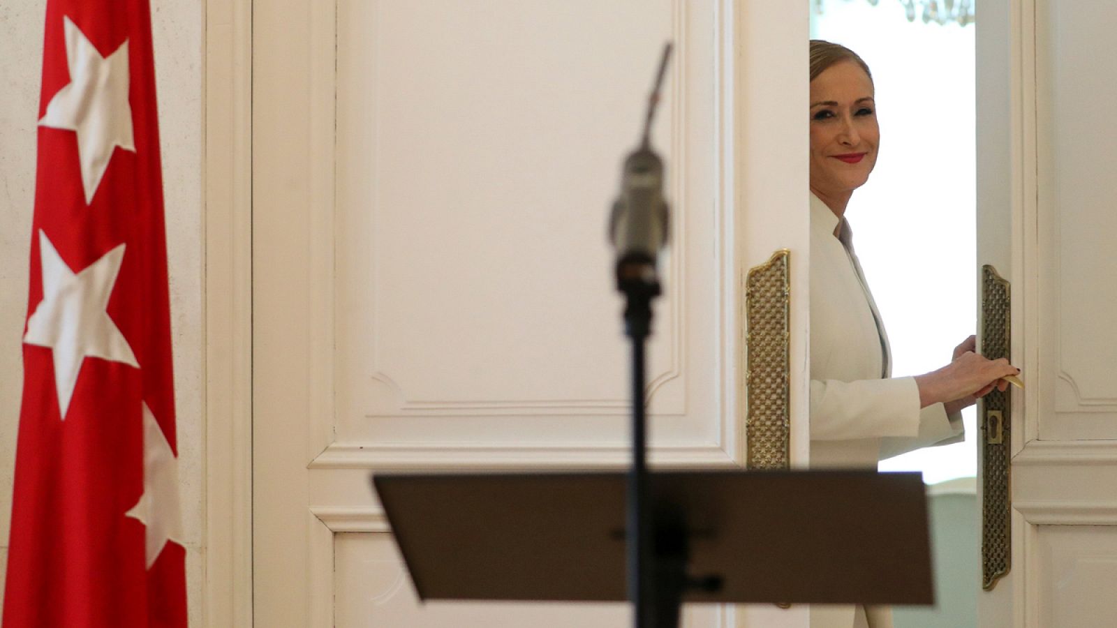 Cristina Cifuentes abandona la sala de prensa después de anunciar su dimisión como presidenta de la Comunidad de Madrid.