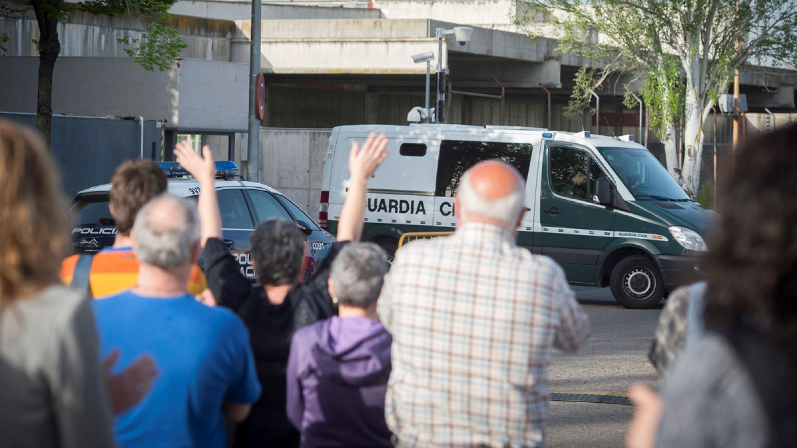 Varias personas protestan contra la imputación del delito de terrorismo en el juicio en la Audiencia Nacional por la agresión a dos guardias civiles en Alsasua.