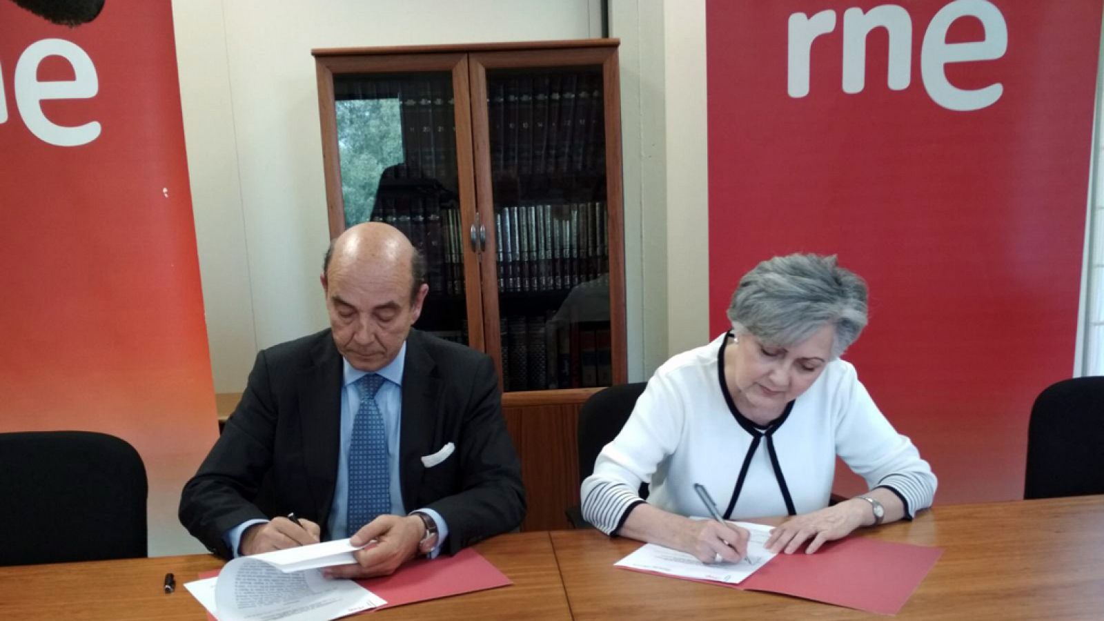 El director de RNE, Alfonso Nasarre, y la presidenta de la Asociación Feria del Libro de Sevilla, Esperanza Alcaide Rico.