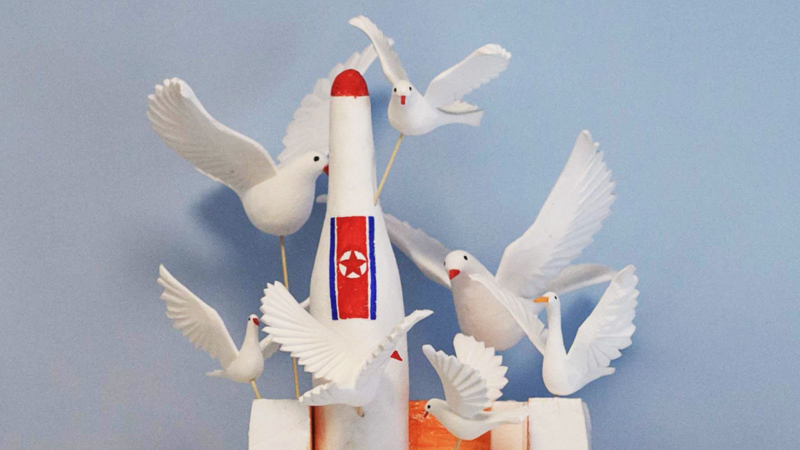 'Felicidad, nuestra familia', maqueta con un misil fotografiada en una escuela norcoreana