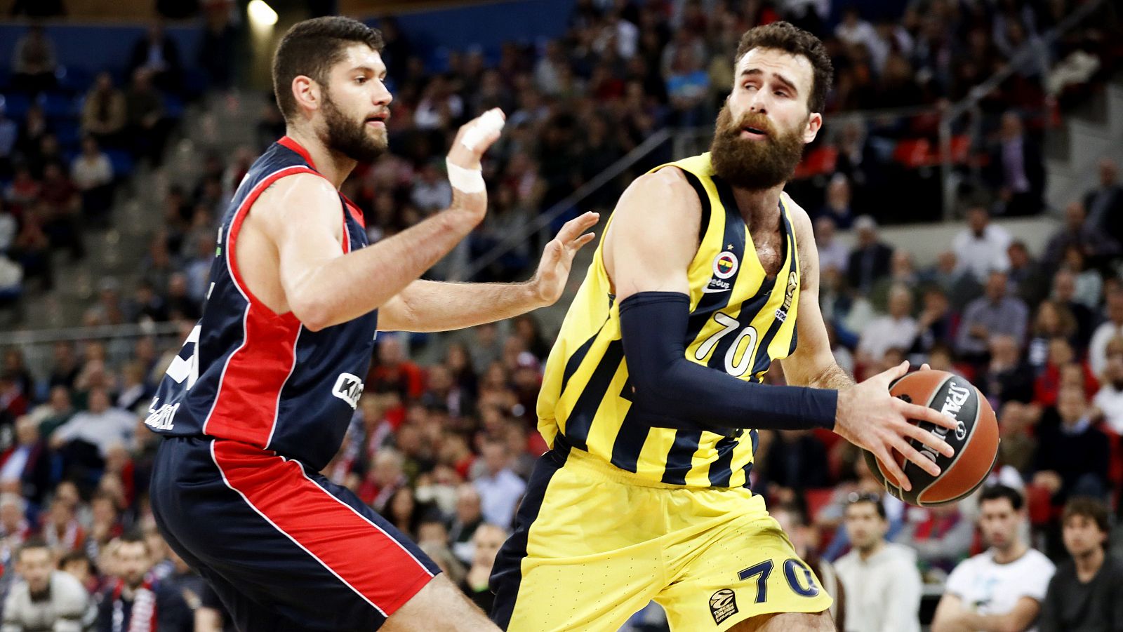 El argentino Patricio Garino, del Baskonia, y el italiano Luigi Datome, del Fenerbahce.