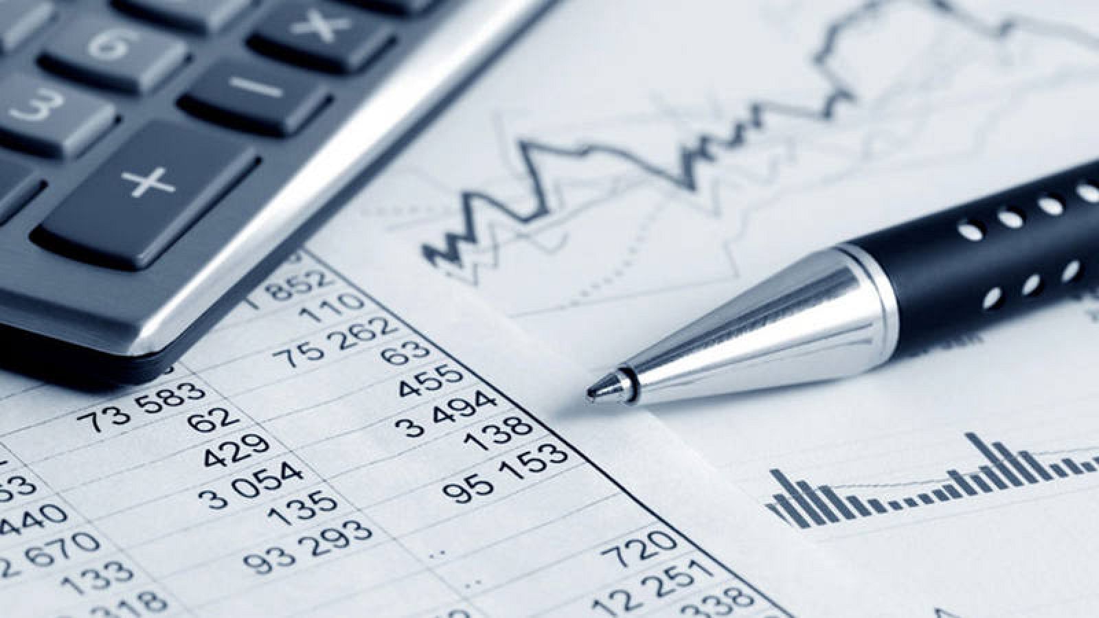 Herramientas de cálculo sobre una mesa