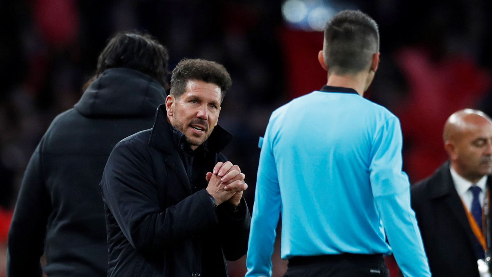 El entrenador del Atlético de Madrid, Diego Simeone, protesta al árbitro Clement Turpin.