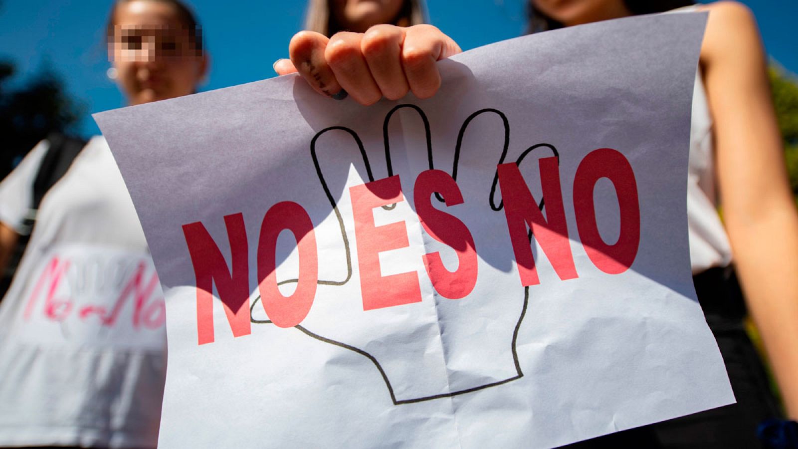 Cartel en protesta por la sentencia que ha condenado a los miembros de 'La Manada' por abuso sexual y no por agresión
