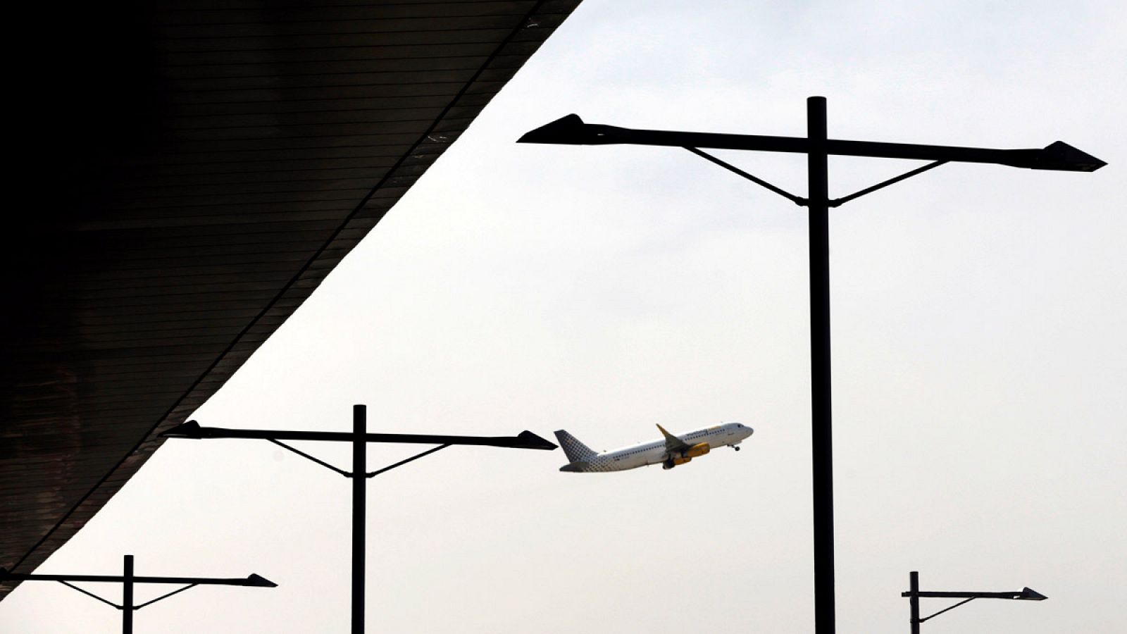 Un avión de Vueling despega del Aeropuerto de Barcelona-El Prat