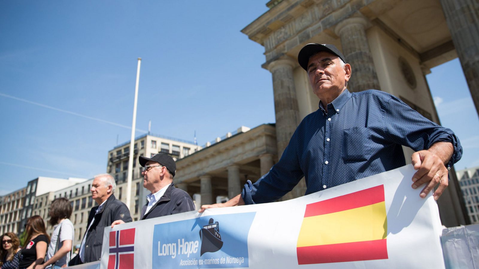 Marineros españoles se manifiestan en Berlín para reclamar su pensión a Noruega