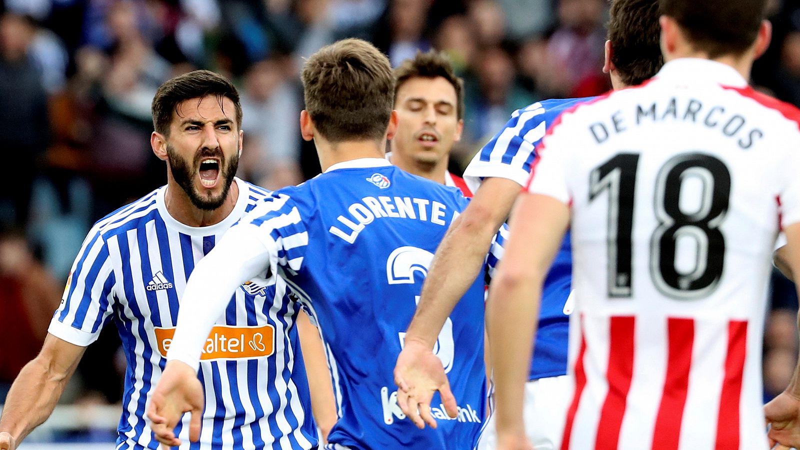 Los jugadores de la Real Sociedad celebran el gol conseguido por Mikel Oyarzabal ante el Athletic Club.