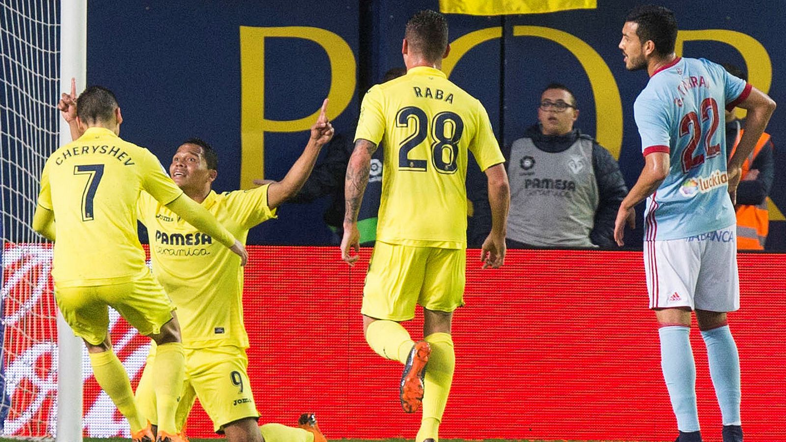 El delantero colombiano del Villarreal Carlos Bacca (2-i) celebra tras marcar el primer gol ante el Celta.