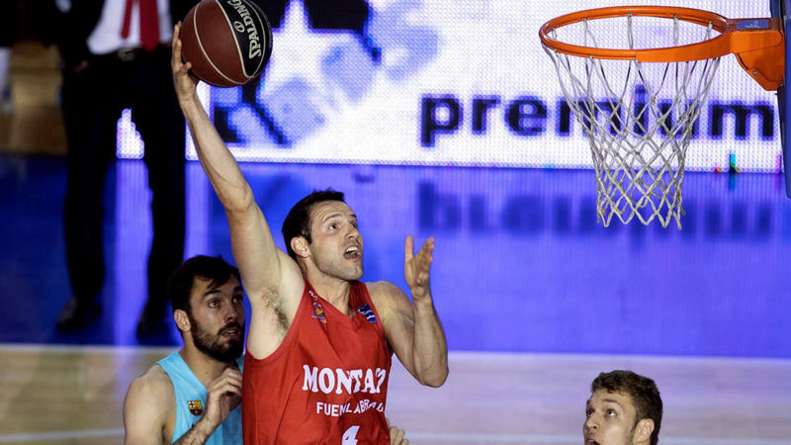 El alero estadounidense del Montakit Fuenlabrada Ian O'Leary (c) lanza a canasta ante varios defensores del Barcelona Lassa.