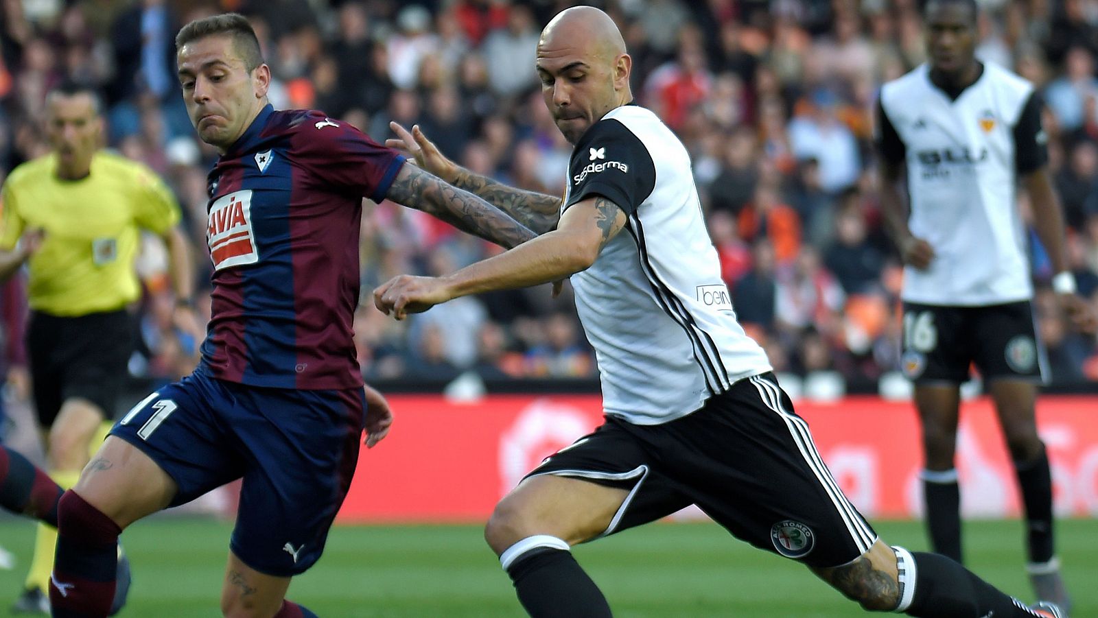 Rubén Peña, del Eibar, pugna con Simone Zaza, del Valencia.