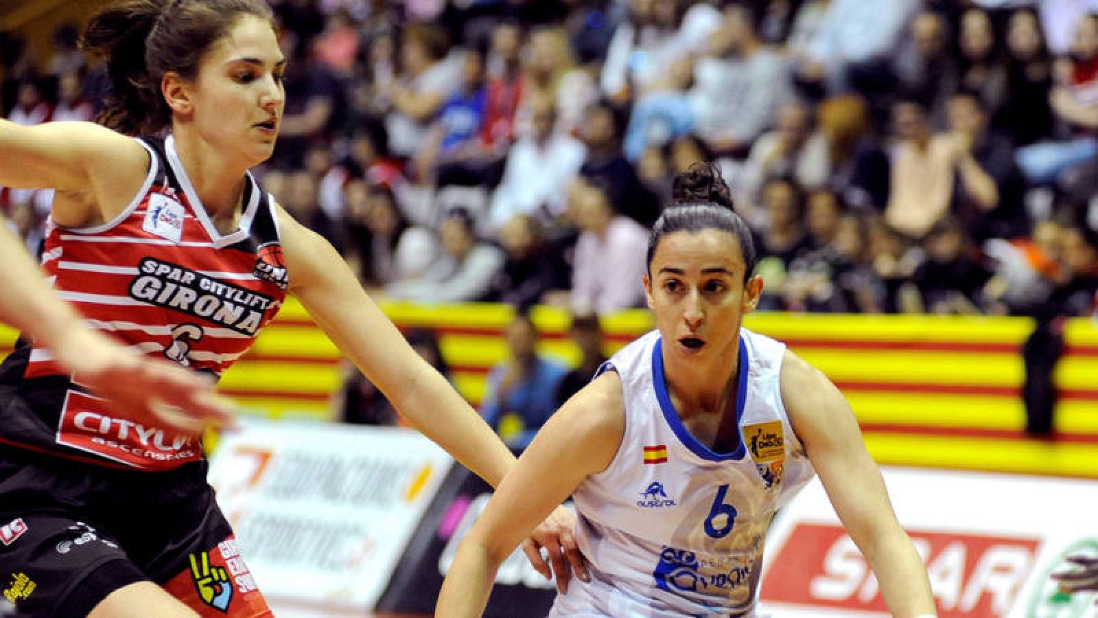 La jugadora del Spar Citylift Rosó Buch (i) defiende a Silvia Domínguez, del Perfumerías Avenida