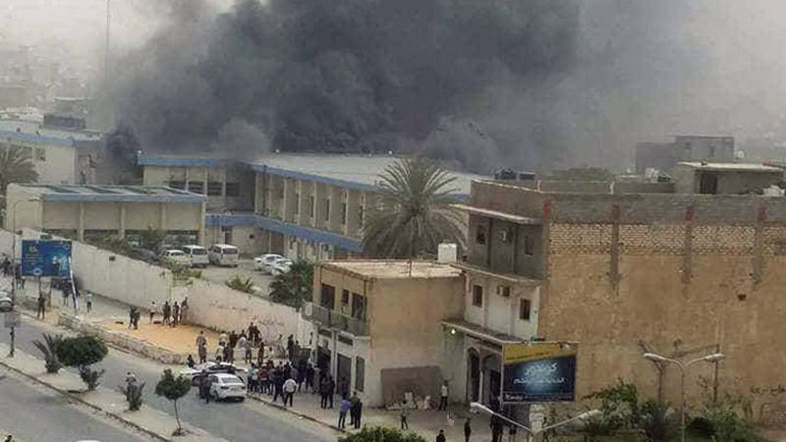 Atentado suicida en la sde de la Comisión Electoral libia en Trípoli