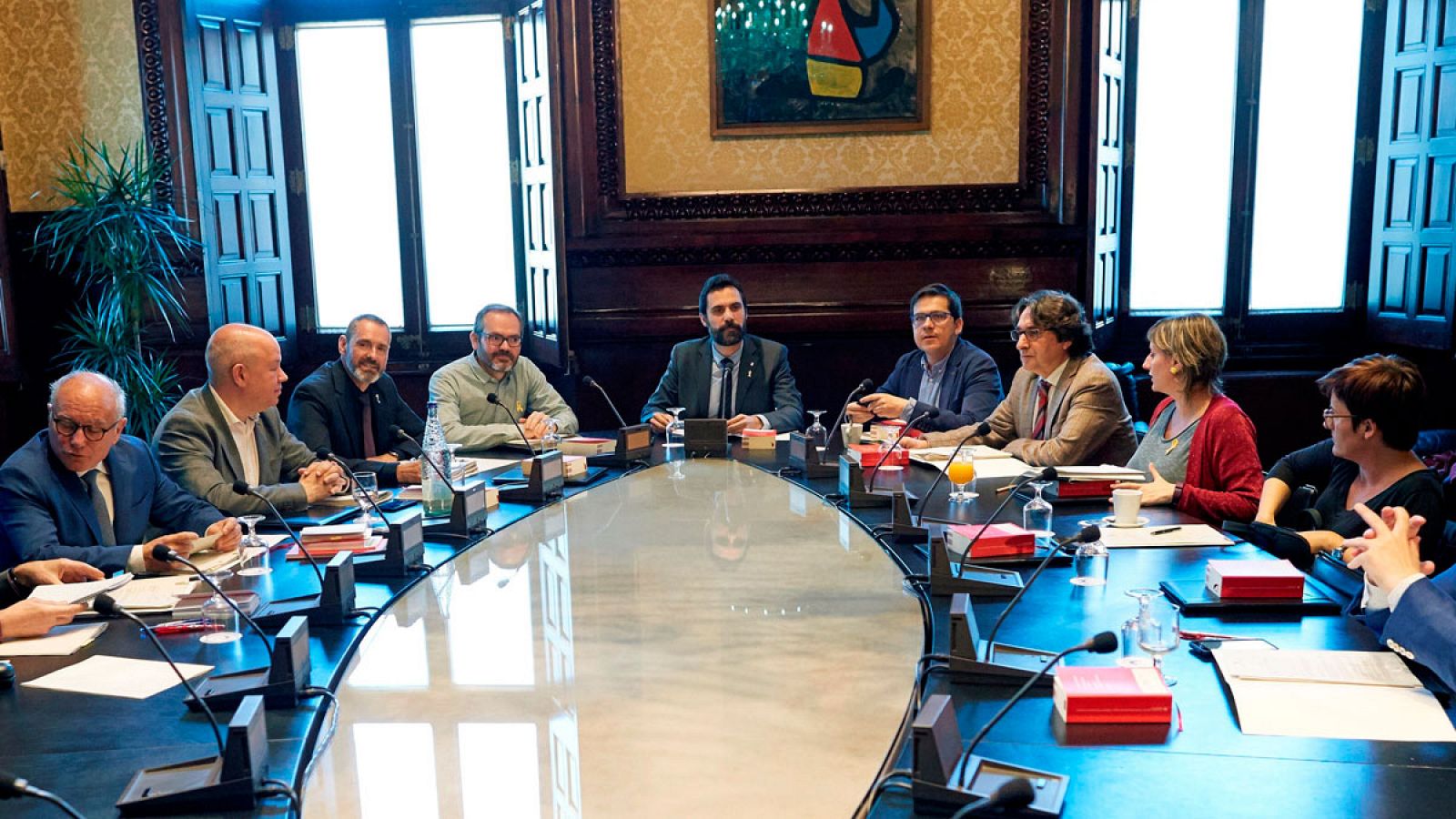 El presidente del Parlament, Roger Torrent, ha presidido este miércoles la reunión de la mesa, un día antes de celebrarse la sesión plenaria.